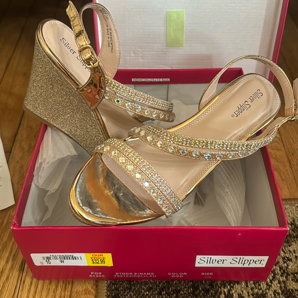 Woman’s size 10 dressy wedge